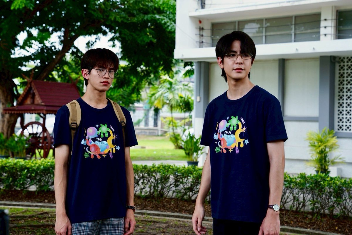 LuckV02's tweet photo. Tor is actually taller and bigger than dad thought 5555. I still keep thinking he's just a little kid, but standing next to p'Sea, they're almost the same height now. 🥹🤏🏻

#torphakawat #Torrr_Pkw https://t.co/7Ai0Pp20JP