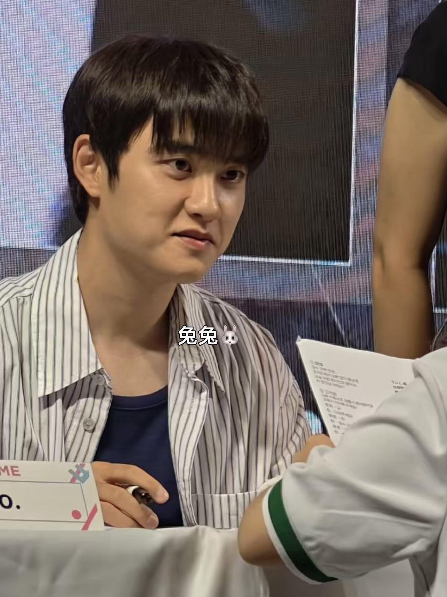 dd__dandelion's tweet photo. Kyungsoo’s gaze at a fan during the Kaohsiung fansign was so deep. And he looked so handsome!! https://t.co/GoLYjUMtnx