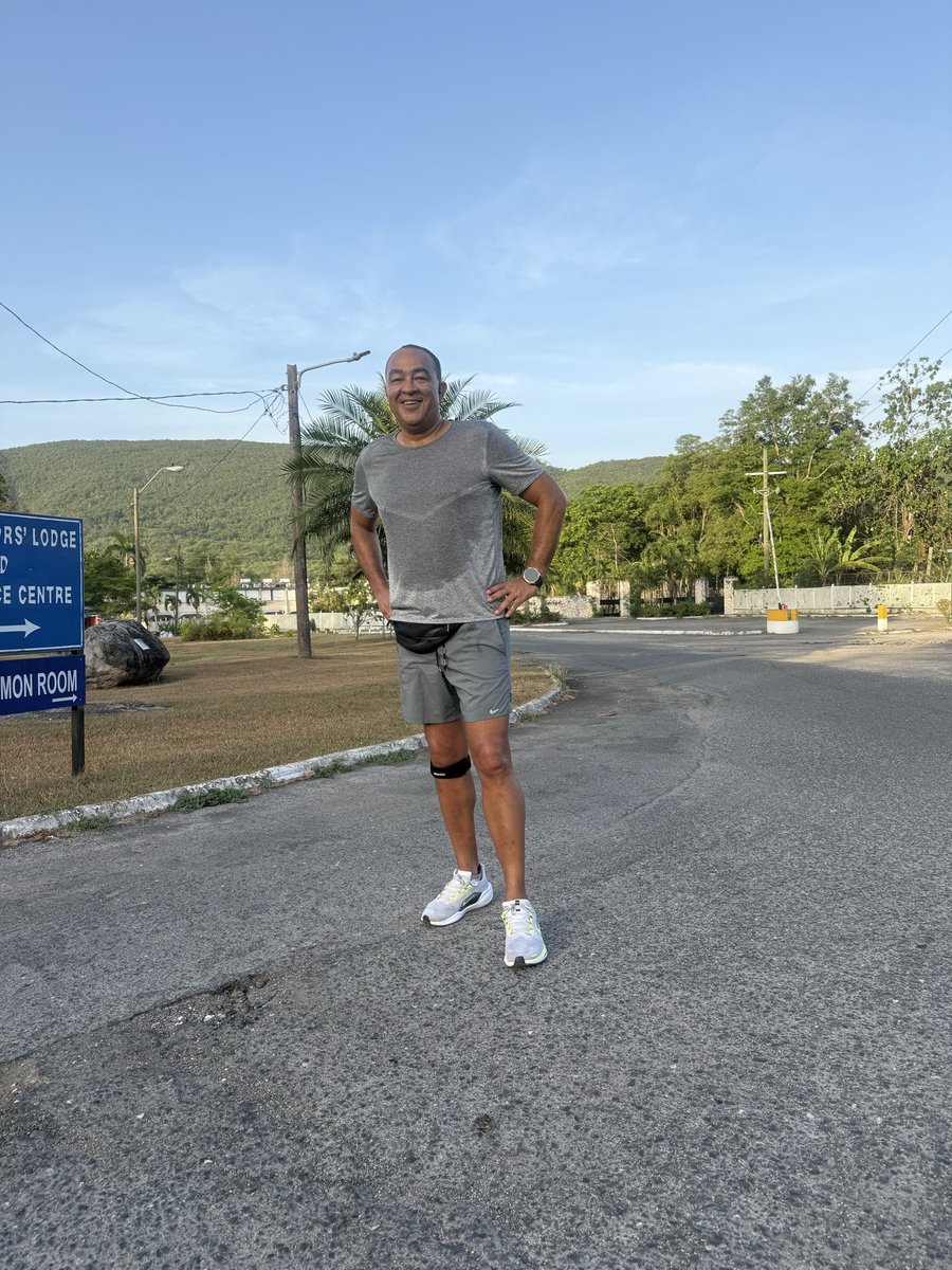 christufton's tweet photo. 3.5 mile run 🏃♂️
Happy Friday !
#JustKeepMoving https://t.co/xZuoyRl3I0