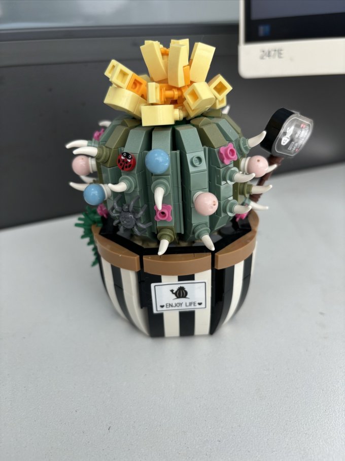 vhYzldRSJsntl15's tweet photo. Just shared the last bag of matcha cookies with my desk buddy  Sharing good snacks = making good vibes! https://t.co/IMb2esX3JC