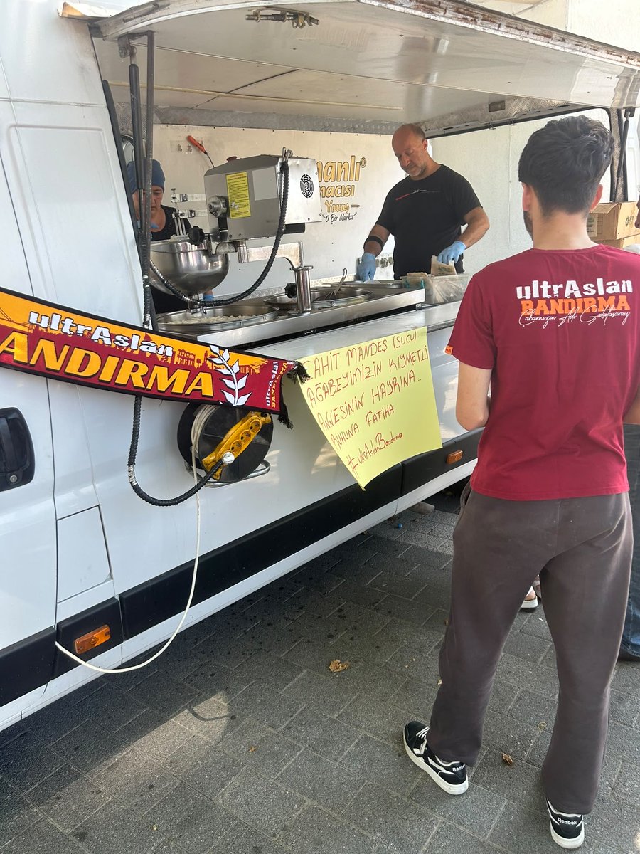 uA_Bandirmaa's tweet photo. Merhum Cahit Mandes (Sucu) ağabeyimizin kıymetli annesi adına düzenlenen hayır ikramında emeği geçen herkesten Allah razı olsun.

Allah rahmet eylesin, mekânı cennet olsun.
Ruhu şâd, makamı âli olsun.

Ruhuna El-Fâtiha. 🤲

#uABandırma #uAYurtiçi https://t.co/5cT7AaQoWB