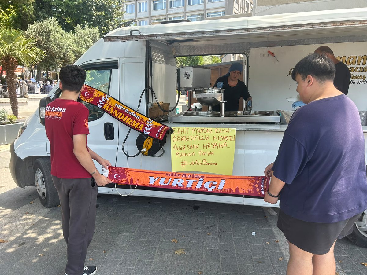 uA_Bandirmaa's tweet photo. Merhum Cahit Mandes (Sucu) ağabeyimizin kıymetli annesi adına düzenlenen hayır ikramında emeği geçen herkesten Allah razı olsun.

Allah rahmet eylesin, mekânı cennet olsun.
Ruhu şâd, makamı âli olsun.

Ruhuna El-Fâtiha. 🤲

#uABandırma #uAYurtiçi https://t.co/5cT7AaQoWB