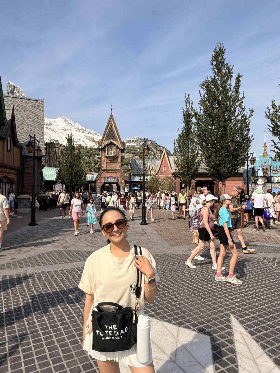 iValeryLopez's tweet photo. 12 años después regresé a Disney 🥹 https://t.co/HVYX7SJbG0