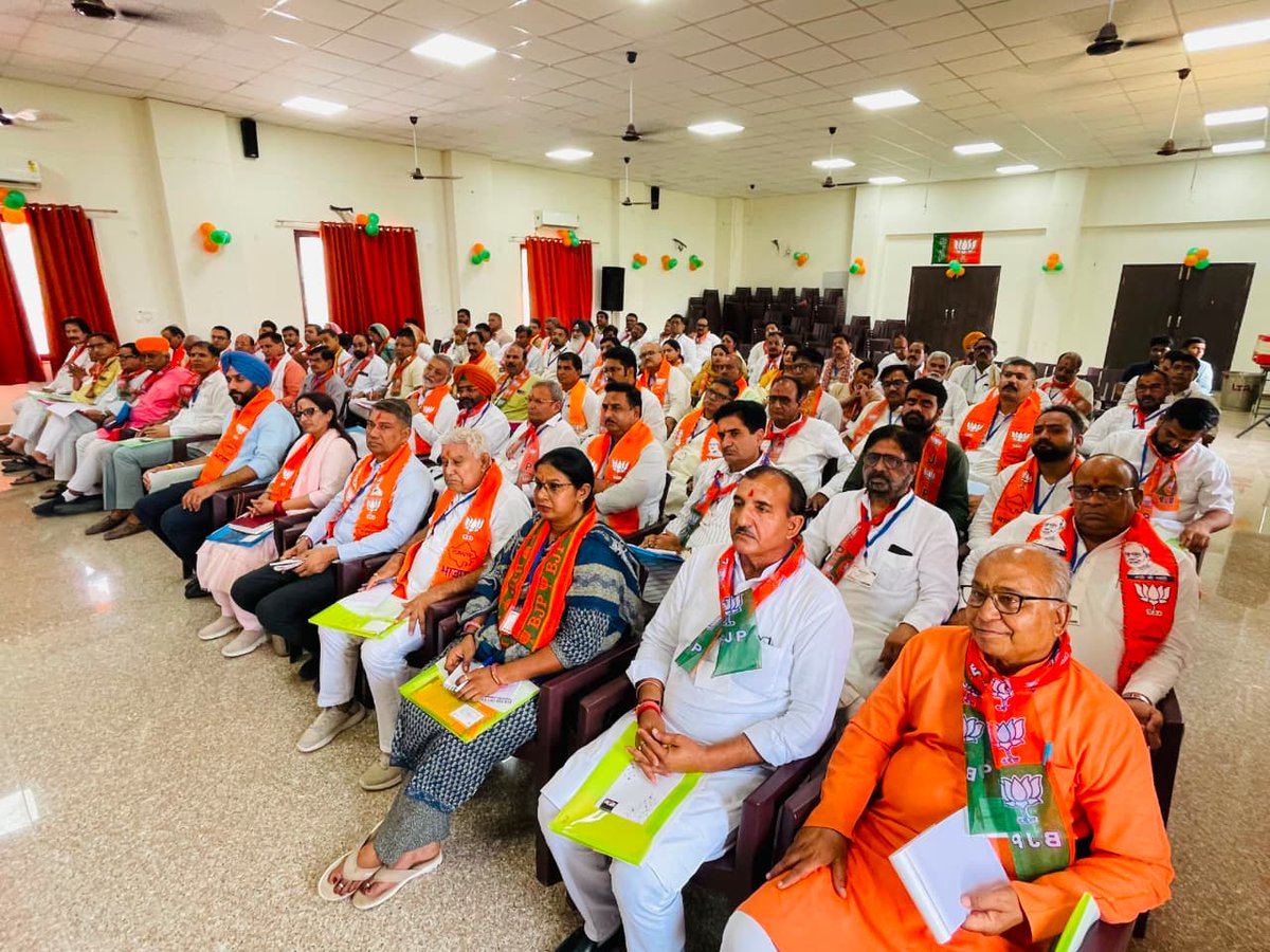 BJP4Rajasthan's tweet photo. आज बीकानेर में भाजपा की संभाग स्तरीय संगठनात्मक बैठक में माननीय प्रदेश महामंत्री (संगठन) श्री @ajaeybjp ने सांसदों, विधायकों, प्रदेश पदाधिकारियों, जिला प्रभारियों एवं जिलाध्यक्षों के साथ संगठनात्मक कार्यों की विस्तृत समीक्षा की। बैठक में आगामी कार्यक्रमों, संगठन विस्तार, बूथ सशक्तिकरण एवं जनसेवा को अधिक प्रभावी बनाने के लिए आवश्यक दिशा-निर्देश प्रदान किए गए।

बैठक में संभाग प्रभारी एवं प्रदेश महामंत्री श्री @mithileshjaipur, प्रदेश महामंत्री श्री @bjpbhupendraRYB, श्री @_kailashmeghwal, कैबिनेट मंत्री श्री @Sumit_Godara11, पूर्व नेता प्रतिपक्ष श्री @Rajendra4BJP, प्रदेश उपाध्यक्ष श्री @biharibishnoi, श्री सुरेन्द्रपाल सिंह टीटी, प्रदेश मंत्री डॉ. अपूर्वा सिंह, आईटी प्रदेश संयोजक श्री @ajrajbjp, प्रदेश प्रकोष्ठ प्रभारी श्री @VijenderPoonia सहित विधायकगण एवं अपेक्षित श्रेणी के पदाधिकारी मौजूद रहे।