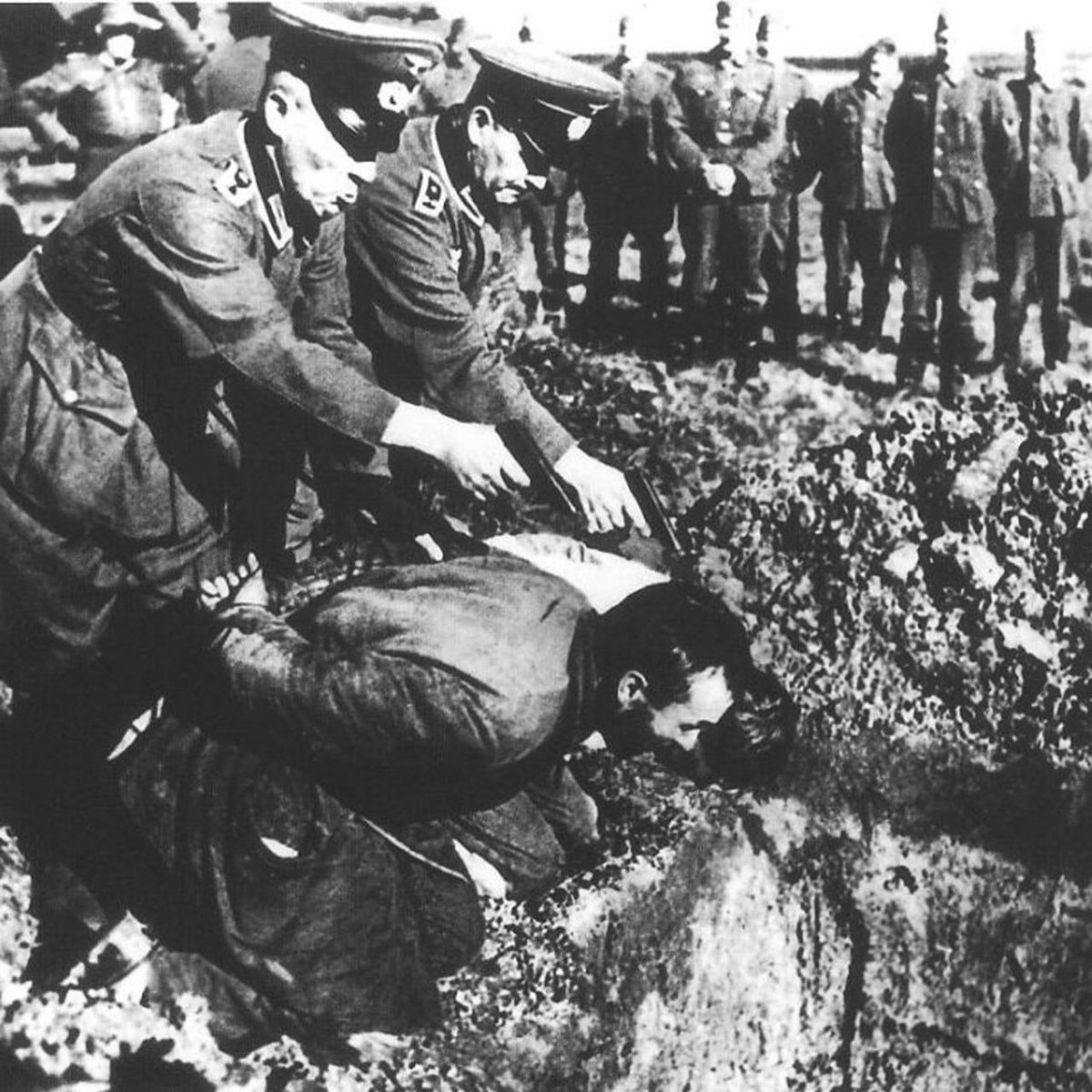 Jan34733995's tweet photo. Zdjęcie -  egzekucja dwóch radzieckich cywilów lub partyzantów, dokonywaną przez oficerów Wehrmachtu z 16 Armii na froncie wschodnim.

Fotografia pochodzi z 1943 r. i została znaleziona w portfelu niemieckiego żołnierza, wziętego do niewoli przez Armię Czerwoną.

Zdjęcie to jest używane, jako dowód zbrodni wojennych Wehrmachtu i obalenie mitu o jego "czystości".

Historia fotografią pisana...

Pozostawiam pod datą 17.07.1943 r.