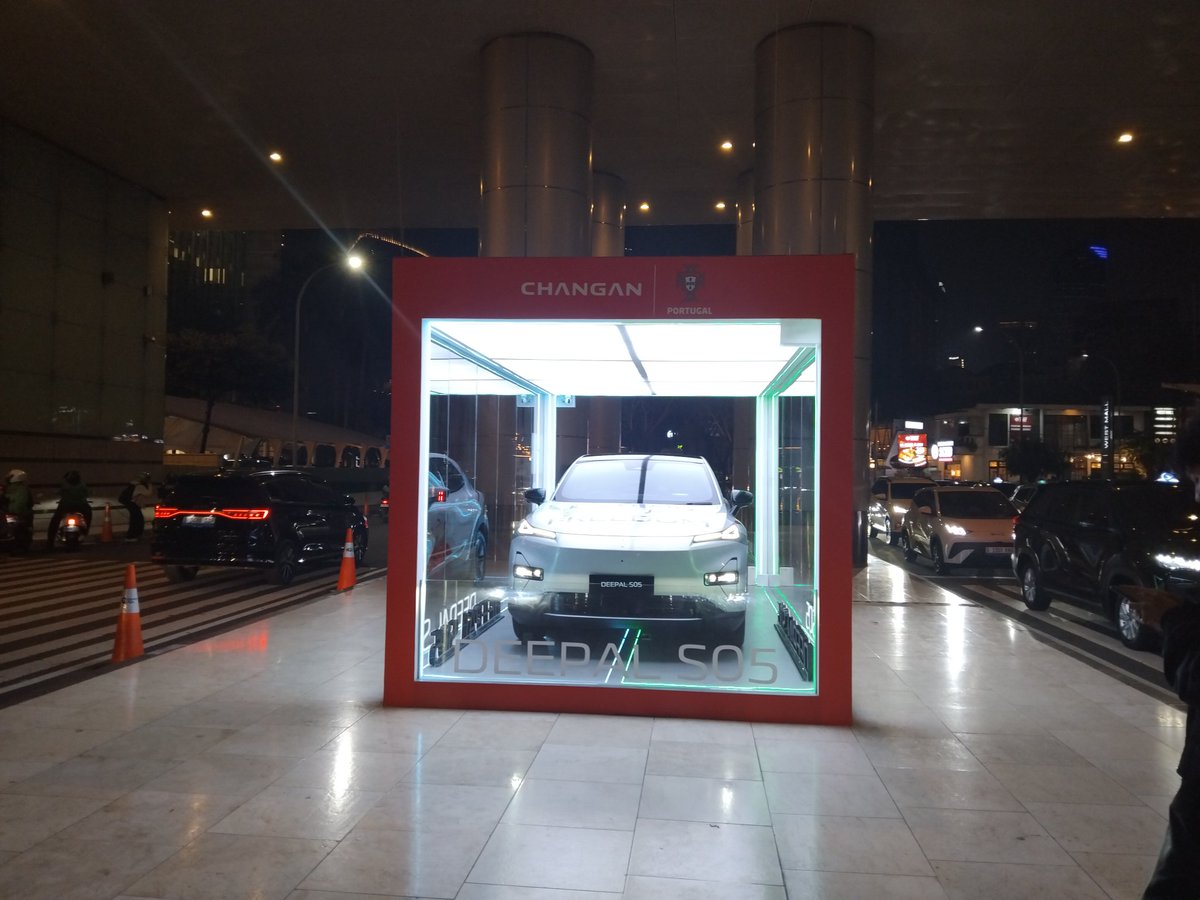 dianiar_'s tweet photo. niatnya cuma lewat, ujung-ujungnya malah berhenti lama di booth Changan 😭 selain mobilnya keren, ternyata teknologinya juga menarik. baru tau ada mobil yang rasanya kayak EV tapi tetap fleksibel karena bisa pake bensin juga. https://t.co/lcYBJhlRnq