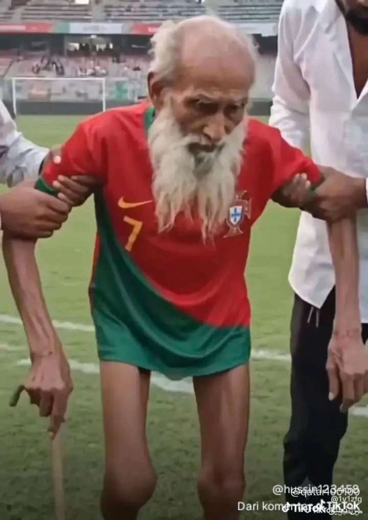 emet_helmi's tweet photo. @realmadridindo1 Usia 38 dan 41 aja kakinya kaku seperti kayu, apalagi usia 45😂 https://t.co/1z0NFGTh3c