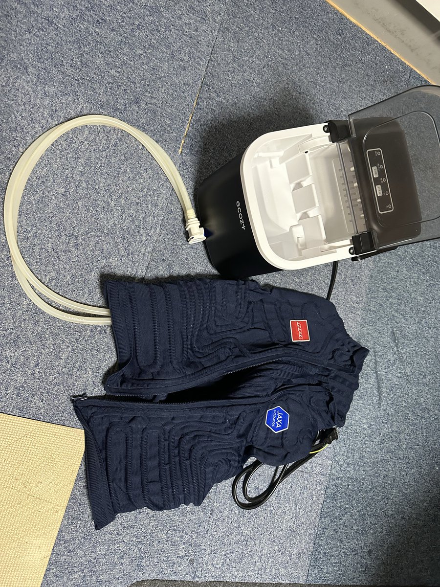 GT35180's tweet photo. Amazonで小型の製氷機買った！
目的は車の水冷服の水タンクに延々と氷を投入し続けるため、溶けた氷はすぐに氷に変換されるループ冷却水作ったろ
6分で8個のブロック氷が作れるらしい https://t.co/qydgtNrrM8
