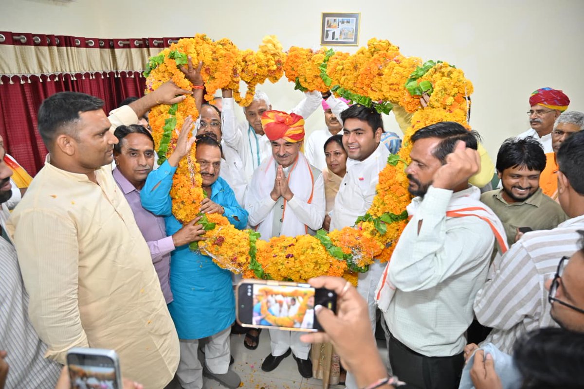 BJP4Rajasthan's tweet photo. दौसा प्रवास के दौरान भाजपा प्रदेश अध्यक्ष श्री @madanrrathore का आज दौसा रेलवे स्टेशन सहित विभिन्न स्थानों पर पार्टी पदाधिकारियों एवं कार्यकर्ताओं ने आत्मीय स्वागत व अभिनंदन किया। https://t.co/TqVDo5rcZS