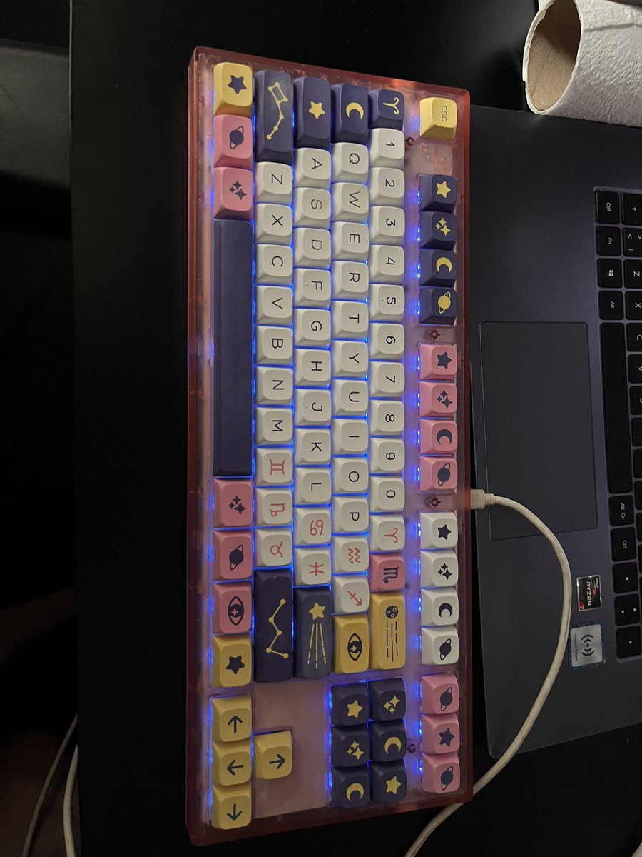 mapifedaisiyim's tweet photo. guys selam klavyemi satıyorum burda da paylaşmak istedim belki ilgilenen olur. mekanik oyuncu klavyesi. rgb renkleri değişiyor modları var ayriyeten klavyenin yazılım programı var ordan da ayarları yapılıyor. ürünü hazır almadım her bir parçasını özenle seçtim, zaten ürün sadece+ https://t.co/YYsq7IigTh