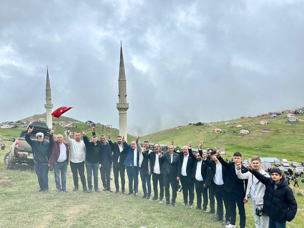 musakucuk2934's tweet photo. 📍 Kadırga Yaylası / Özkürtün / GÜMÜŞHANE

Özkürtün Belde Belediye Başkanımızın ev sahipliğinde düzenlenen; MHP Gümüşhane İl Başkanımız, Gümüşhane Belediye Başkanımız, Bahçeli Belde Belediye Başkanımız, Kürtün İlçe Başkanımız, Torul İlçe Başkanımız, Merkez İlçe Başkanımız, Gümüşhane Ülkü Ocakları Başkanımız ve kıymetli teşkilat mensuplarımızla birlikte, yüzlerce yıldır yaşatılan köklü kültürümüzün en önemli miraslarından biri olan Kadırga Yaylası Otçular Şenliği'ne katılarak bu güzel coşkuya ortak olduk.

Birlik, beraberlik ve kardeşlik ruhunu güçlendiren, geçmişimizi geleceğe taşıyan bu kadim geleneğin nesilden nesile yaşatılmasını temenni ediyor; organizasyonda emeği geçen herkese teşekkür ediyorum.

Kadırga Yaylası Otçular Şenliğimiz kutlu olsun.