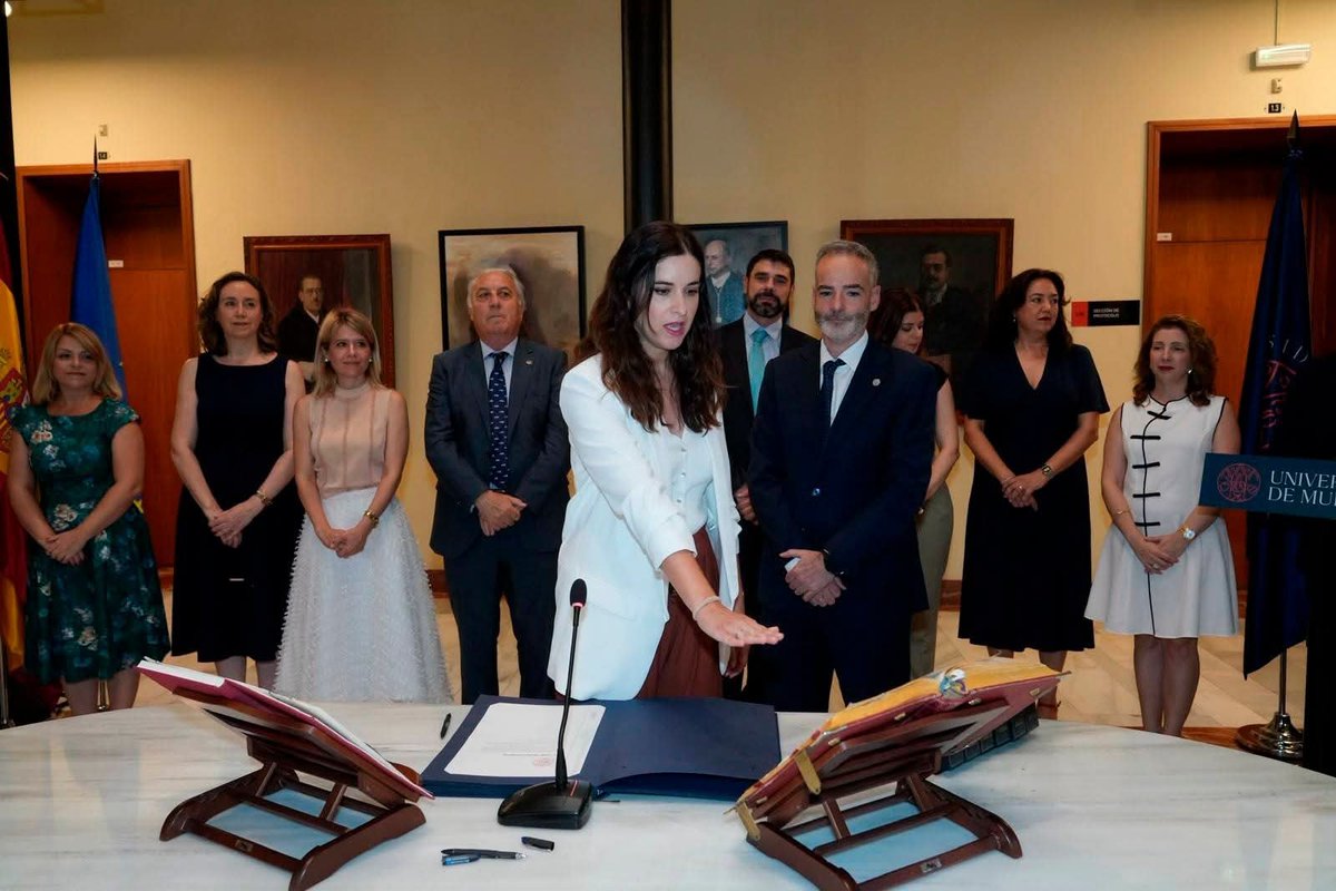 LetrasUMU's tweet photo. 🎖️Hoy felicitamos por su toma de posesión a:

▪️Sofía Sánchez Mompeán (Dpto. Traducción e Interpretación): Titular de Universidad 

¡Enhorabuena! https://t.co/xtDvmCF8Yx