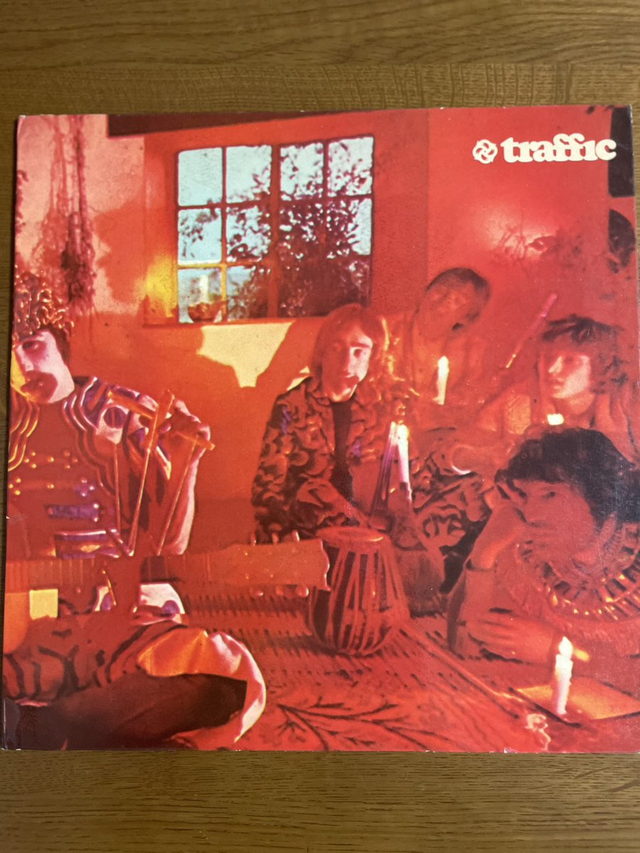 PennyLaneGG's tweet photo. 1967年イギリスで発売されたTRAFFICの1stアルバム。
田園風景広がる同国バークシャー地方でリハーサルを重ねながら制作され、まるで妖精の森にいるような神秘的なサウンドが心地いい。同年発売の『Sgt. Pepper's』とは対極のサイケデリックアルバム。
#ブリティッシュロック #スティーヴウィンウッド https://t.co/FnAvfQODan