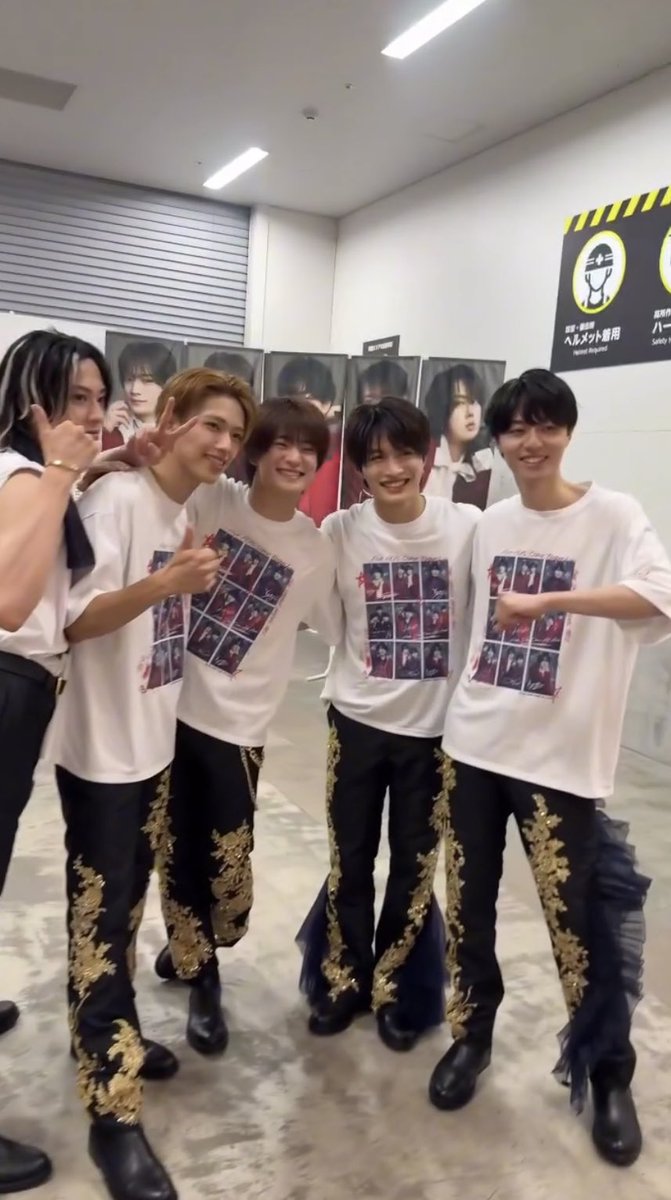 07suYuto's tweet photo. この爆笑何があったのか教えて欲しい。
輪に入れなくて(?)置いてかれてるかなしーず
ACEes大好きだよꔛ♡
那須くんなんでこの写真？だけどそれも良き🥰 https://t.co/bmV6XqEJpO