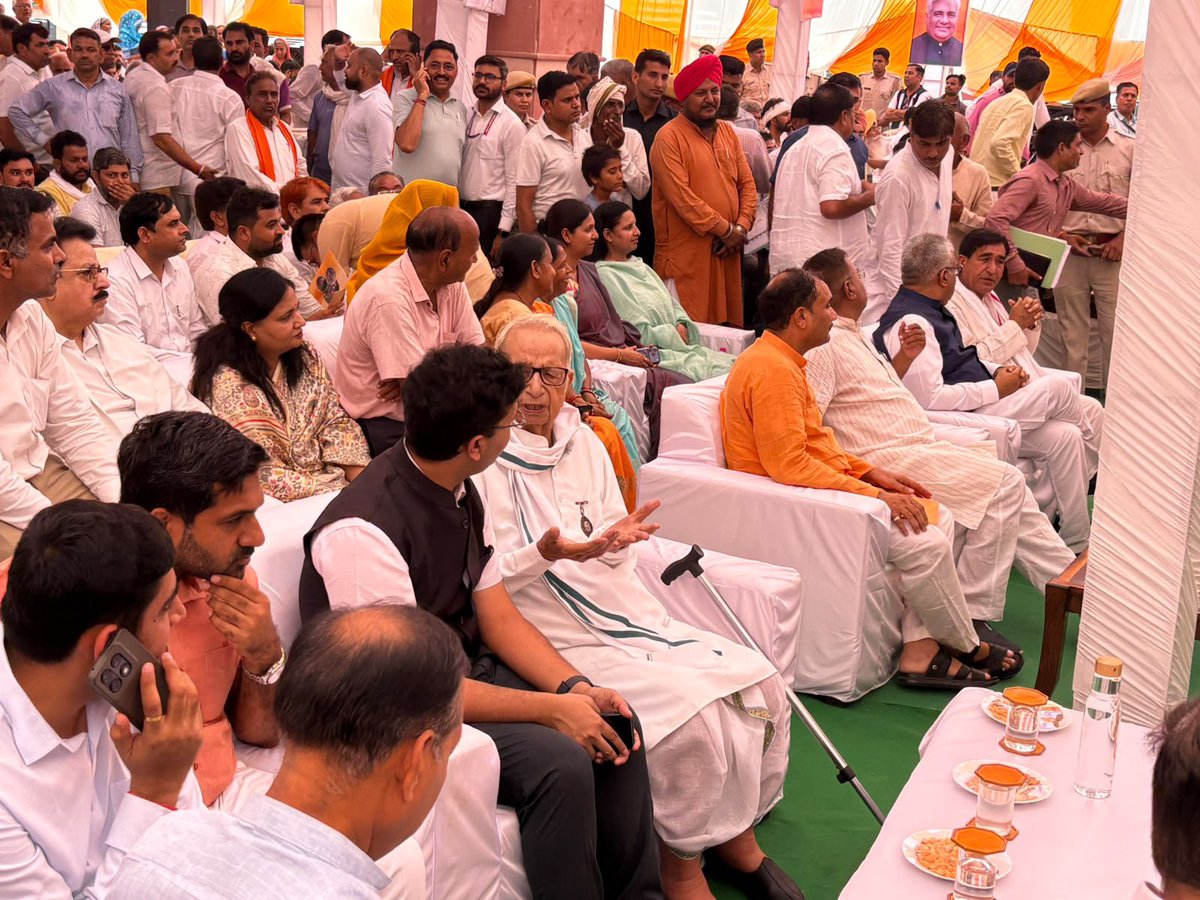 mpalwar's tweet photo. आज, यशस्वी प्रधानमंत्री श्री @narendramodi जी के करकमलों से अमृत भारत स्टेशन योजना के अंतर्गत 'पुनर्विकसित खैरथल रेलवे स्टेशन' का उद्घाटन किया गया।

इस ऐतिहासिक अवसर पर माननीय केन्द्रीय मंत्री श्री @byadavBJP जी की गरिमामयी उपस्थिति में कार्यक्रम में सहभागिता की।

आधुनिक सुविधाओं, बेहतर यात्री अनुभव और विश्व स्तरीय इंफ्रास्ट्रक्चर से सुसज्जित ये स्टेशन भारत की प्रगति और जनसेवा की नई मिसाल पेश करेंगे।

@BJP4India @BJP4Rajasthan