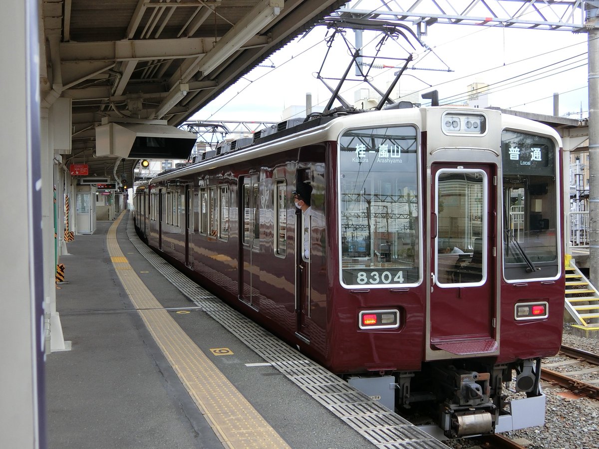 setsuyamasiro's tweet photo. 車両が足りなければガラガラでも6両で律儀にツーマン運転していた嵐山線
4連ワンマン車だけで足りるようになって無駄がないなと思う反面この余裕が見ている分には楽しいものだった https://t.co/82TUALuCLv