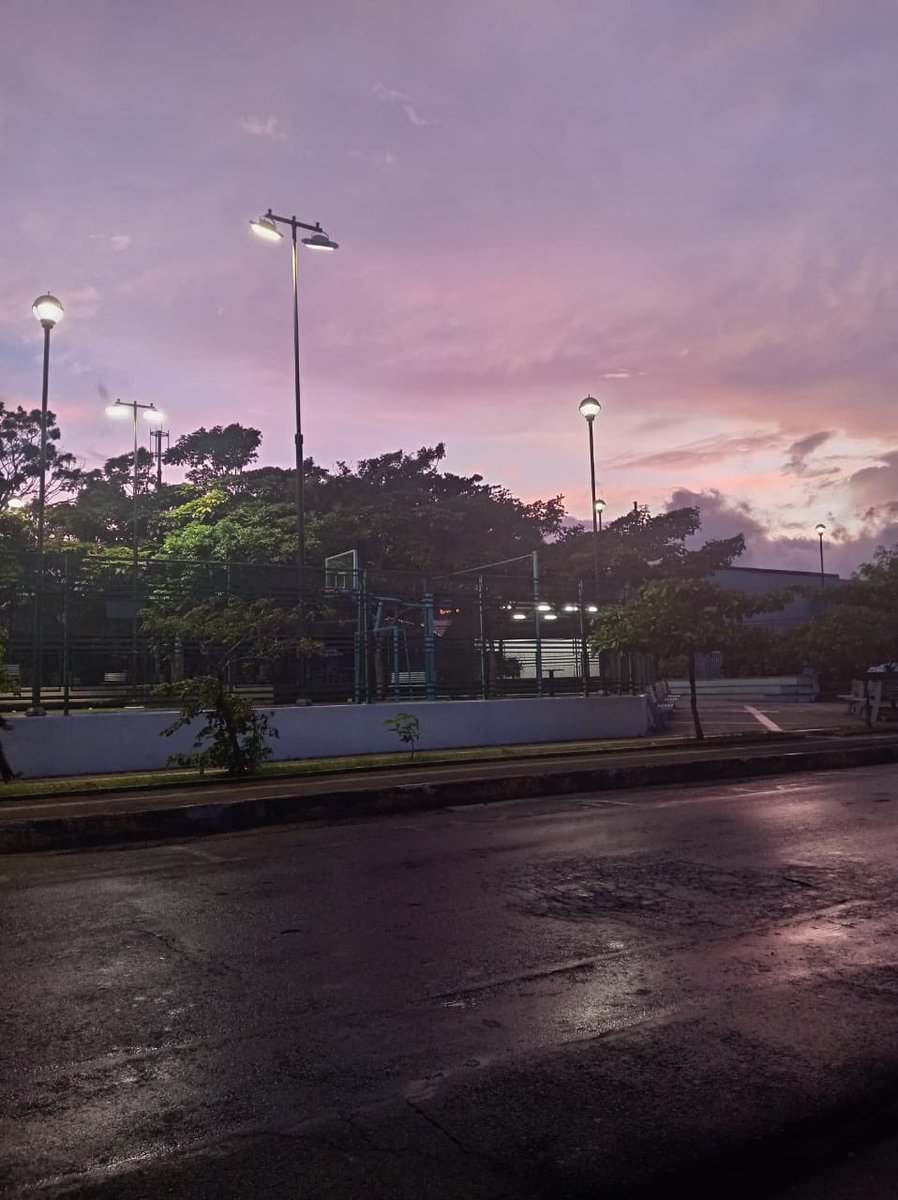 onecaagurruza's tweet photo. Egun on. Buenos días.
Amanecer que me envía una amiga desde el Parque de Los Ángeles, en Heredia, Costa Rica (época de lluvias como se ve) https://t.co/rkNh8hA6zv