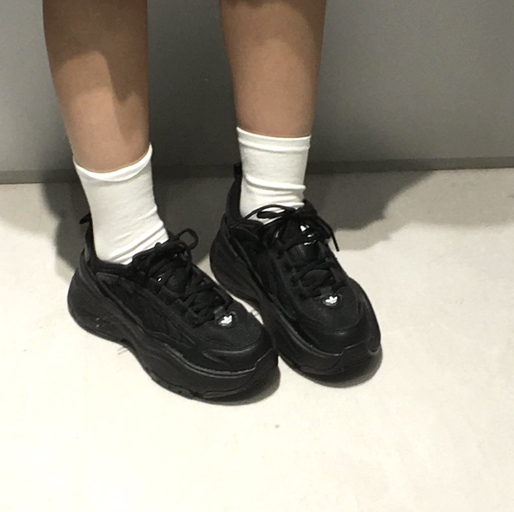 newspicy1214's tweet photo. 드디어 품절 풀린 애착 운동화 ㅊㅊ
저 통굽러버인거 아시죠.. 통굽운동화인데 개이뿜..
그냥 모든 코디에 다 잘어울리는템.

통굽치고 가볍고 너무 편해서 자주신고다님🖤
가격도 나름 좋고, 이거 신으면 키커져서 기분좋음.
재입고 잘안되는데 관심있었던분들 얼른 ㄱㄱ https://t.co/RnJ4PusIKr