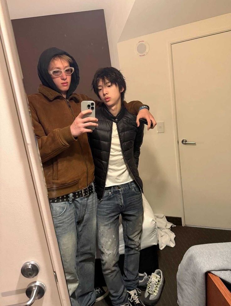 jjuchew's tweet photo. mirror selfie marhoon terlegend dan terhomo pada masanya, inget banget sampe ada non-coer yang bilang mereka couple di foto ini 😭👏🏻 https://t.co/2U0VDgSkKI