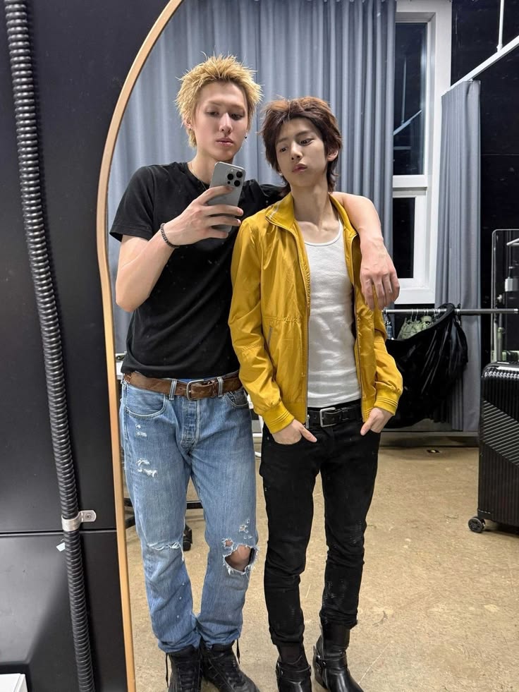jjuchew's tweet photo. mirror selfie marhoon terlegend dan terhomo pada masanya, inget banget sampe ada non-coer yang bilang mereka couple di foto ini 😭👏🏻 https://t.co/2U0VDgSkKI