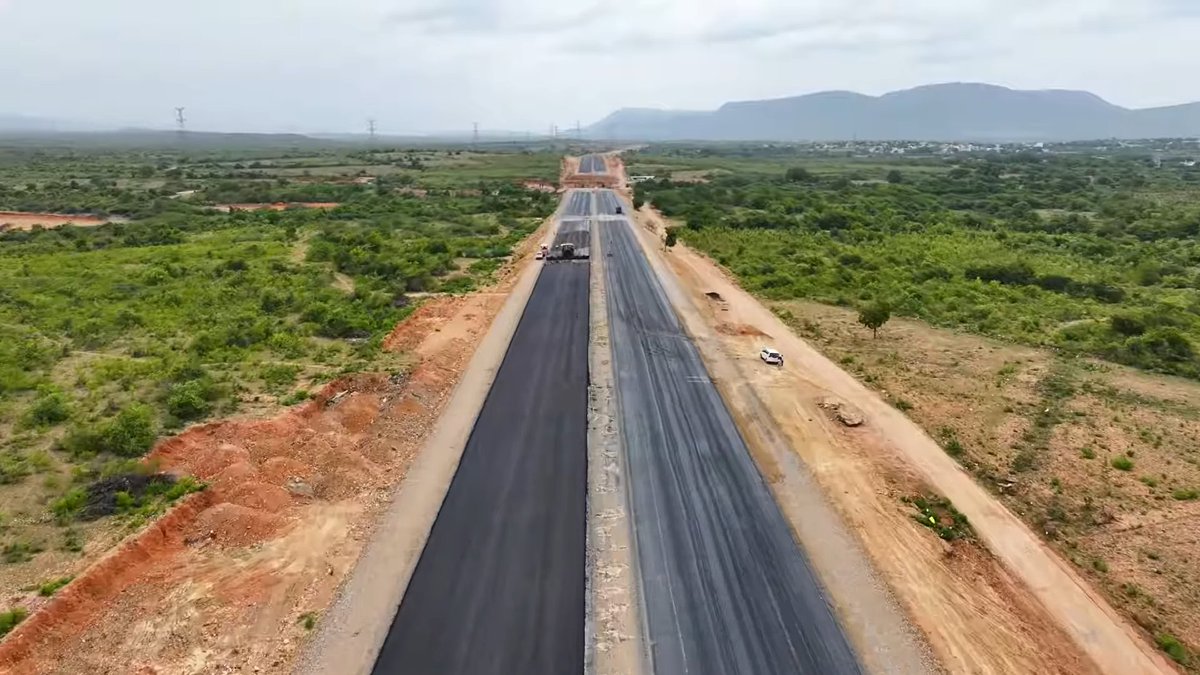 IndiaInfra02's tweet photo. Bengaluru–Vijayawada Expressway: 6- lane access-controlled expressway part of Bengaluru–Vijayawada Economic Corridor connecting Karnataka and Andhra Pradesh.
Total length- 518 km
Total packages-14
Package 8 &amp; 10 - 20 km &amp; 24 km update. Travel time cut from 12 hrs to under 8 hrs. https://t.co/LPnC94PpLi