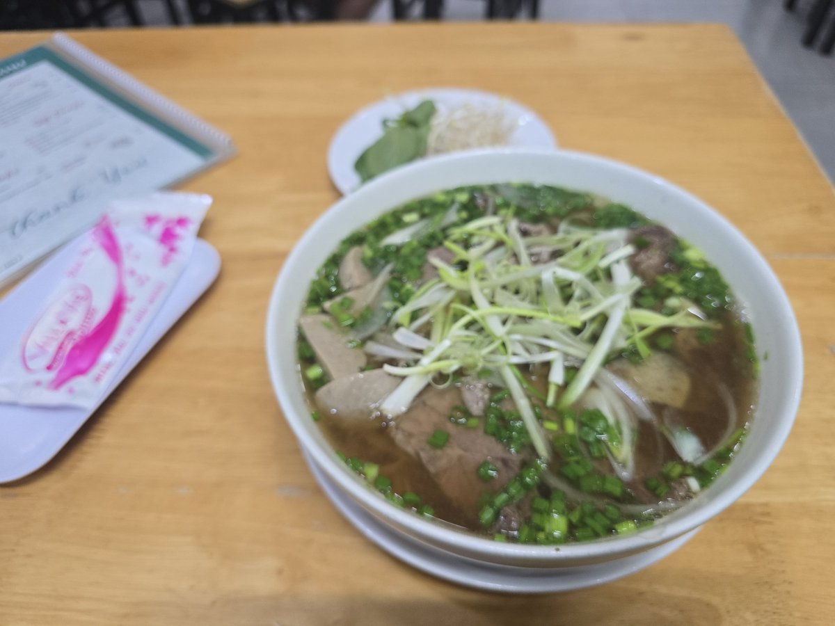 alioth_50cc's tweet photo. 本日のお夕飯

フォー（Special Beef Pho）
朝からまともに食べてないから、余計に美味い！

明日も早いのでとっとと寝ます https://t.co/Ru1tWwBvea