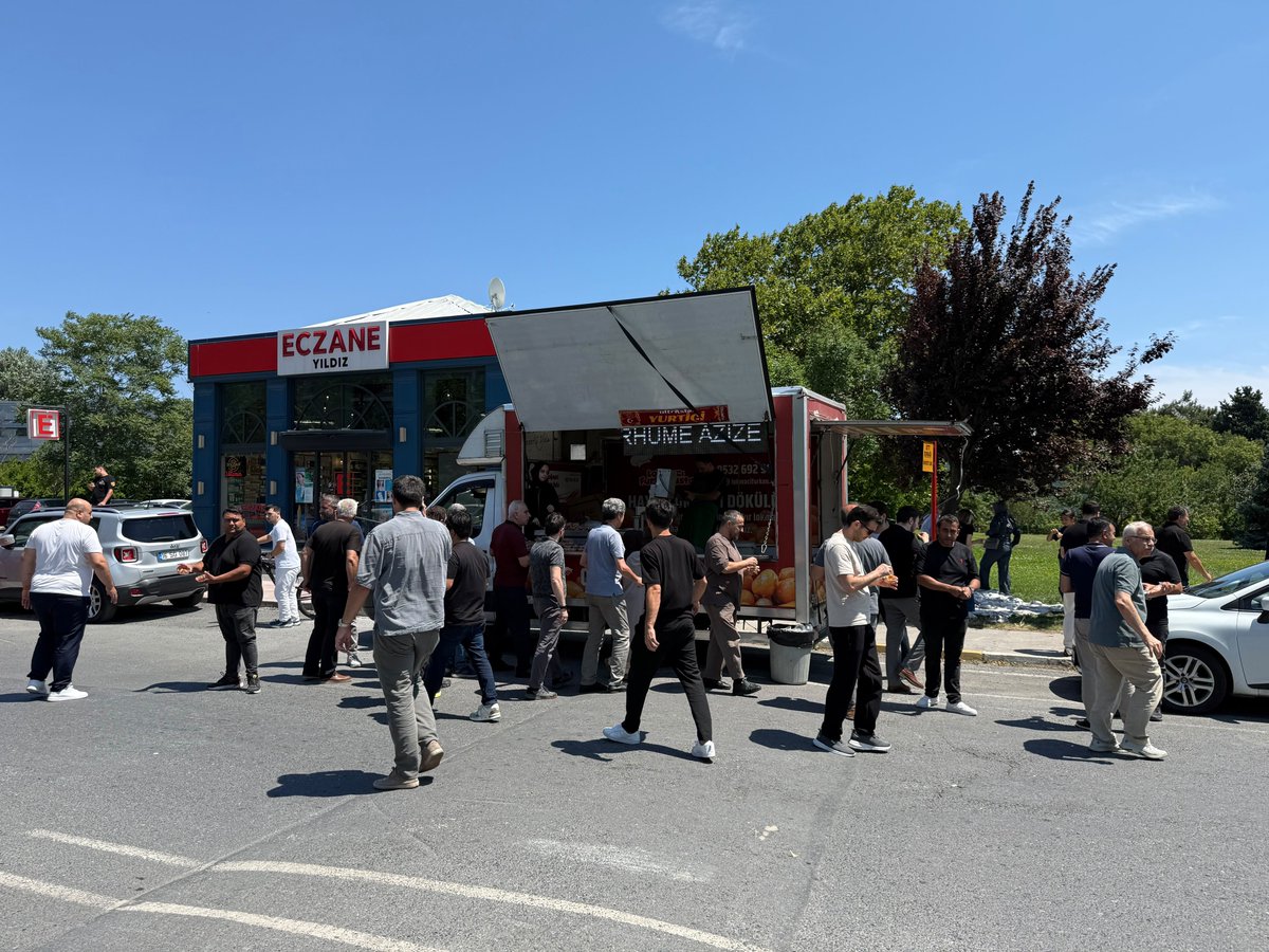 uAYurtici's tweet photo. Geçtiğimiz günlerde vefat eden Cahit Mandeş (Sucu) ağabeyimizin kıymetli annesi Azize Mandeş hayrına lokma ikramında bulunduk.

Bu vesileyle Azize Mandeş annemize bir kez daha Allah’tan rahmet diliyoruz. Mekânı cennet olsun. 

#uAYurtiçi https://t.co/r5PuEilCQJ