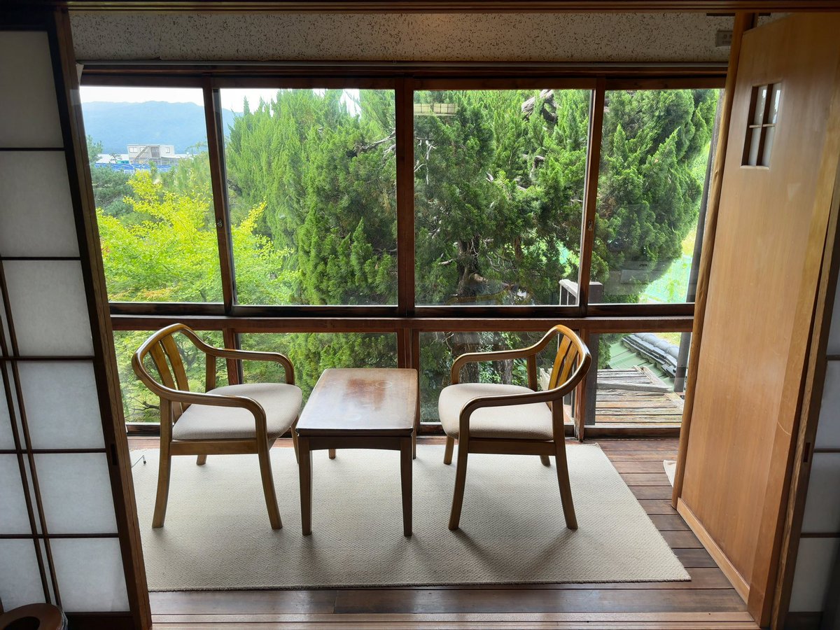 Mac0251's tweet photo. 今日のお宿は清輝楼さん
趣のある旅館です。
しかも、1人なのに「ここ好きー」のある広い部屋🎉
窓からは天橋立も見えちゃうオマケ付き❤️ https://t.co/UUbA8G7dYr
