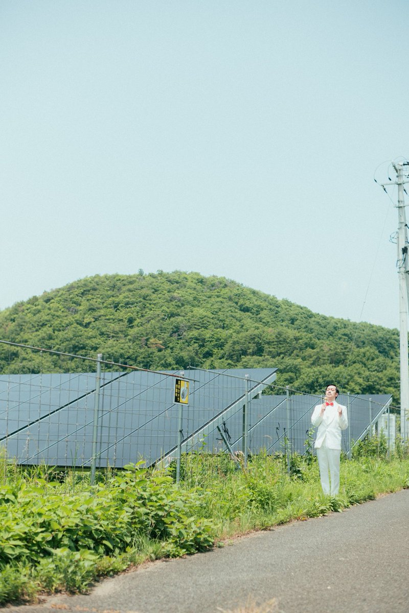 katsuyama0611's tweet photo. 太陽光を蓄電するムード歌謡歌手。 https://t.co/KML0m6Qcoa