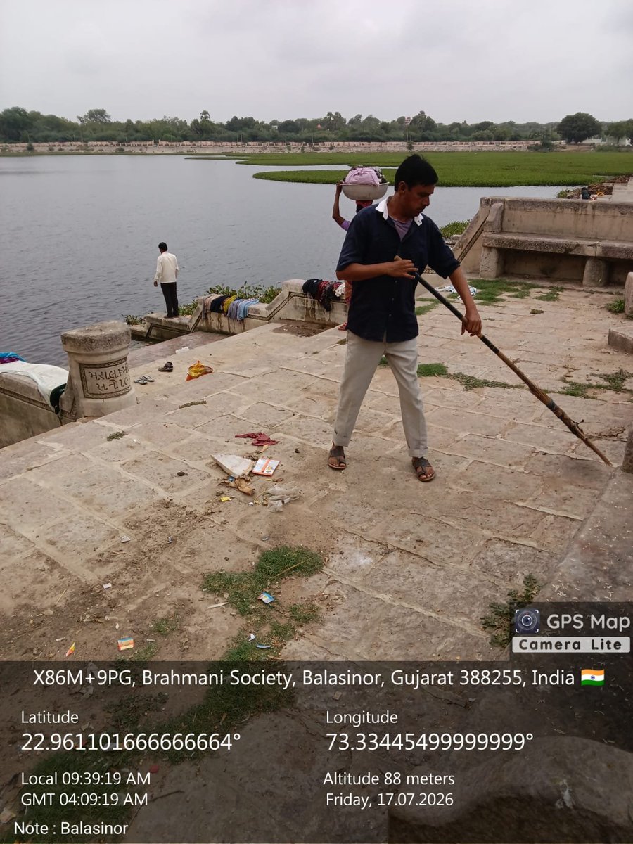 BalasinorNP's tweet photo. "સફાઈ અપનાવો બીમારી ભગાવો" કેમ્પેઇન અંતર્ગત આજ રોજ બાલાસિનોર નગરપાલિકા દ્વારા શહેરમાં તળાવ ગરનાળા મેઈન રોડ GVP પોઈન્ટ વિવિધ વિસ્તારોની સફાઈ કરવામાં આવી. તથા નાગરિકો અને શાળાના બાળકોને વેસ્ટ સેગ્રીગેશન તથા સફાઈ અંગે સમજ આપવામાં આવી.
#SafaiApnaoBimariBhagao https://t.co/DEJPHzvjXB