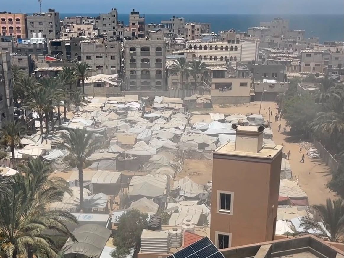 tliauh's tweet photo. أصيب ثلاثة فلسطينيين، بينهم واحد في حالة خطيرة، إثر غارة جوية إسرائيلية استهدفت خيمة عائلة نازحة في دير البلح، وسط قطاع غزة. https://t.co/We5HQXFOQR