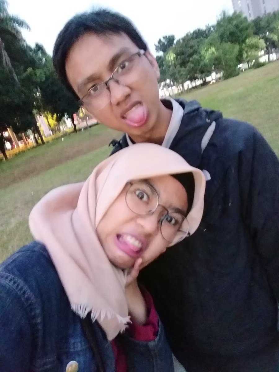 RidhaIntifadha's tweet photo. Masa awal menikah, istri kerja di Tebet, sedangkan saya di Gambir. Istri jemput saya setiap sore pulang kerja, sebelum pulang bersama.

Di tengah jalan, kami biasa mampir jajan eskrim atau makan di pedagang kaki lima. Pas tahun pertama nikah juga, pulang kerja nyari kuliner di sekitar Kalibata.

Selain kulineran, kami melepas penat selepas kerja dengan memburu senja di Lapangan Banteng, Hutan Kota GBK, sampai ke Pantai Maju Bersama

Sekarang belum ngerasain lagi dating after offfice karena udah 4 tahun LDM. Minta doanya ya temen2 semua semoga jarak tsb bisa diperpendek segera🤧