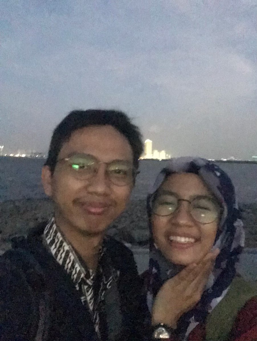 RidhaIntifadha's tweet photo. Masa awal menikah, istri kerja di Tebet, sedangkan saya di Gambir. Istri jemput saya setiap sore pulang kerja, sebelum pulang bersama.

Di tengah jalan, kami biasa mampir jajan eskrim atau makan di pedagang kaki lima. Pas tahun pertama nikah juga, pulang kerja nyari kuliner di sekitar Kalibata.

Selain kulineran, kami melepas penat selepas kerja dengan memburu senja di Lapangan Banteng, Hutan Kota GBK, sampai ke Pantai Maju Bersama

Sekarang belum ngerasain lagi dating after offfice karena udah 4 tahun LDM. Minta doanya ya temen2 semua semoga jarak tsb bisa diperpendek segera🤧