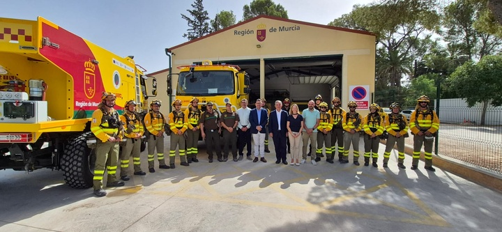 regiondemurcia's tweet photo. 🧯🌳🔥La Comunidad adquiere dos nuevas autobombas de última generación para reforzar el dispositivo de defensa contra incendios forestales.

💶🚒La inversión de 647.350 euros permite incorporar dos vehículos pesados 4x4 de alta capacidad que se integran en la BRIMUR para reforzar la respuesta durante la campaña de alto riesgo.

👉Noticia: https://t.co/Ol5sfKCBmR
