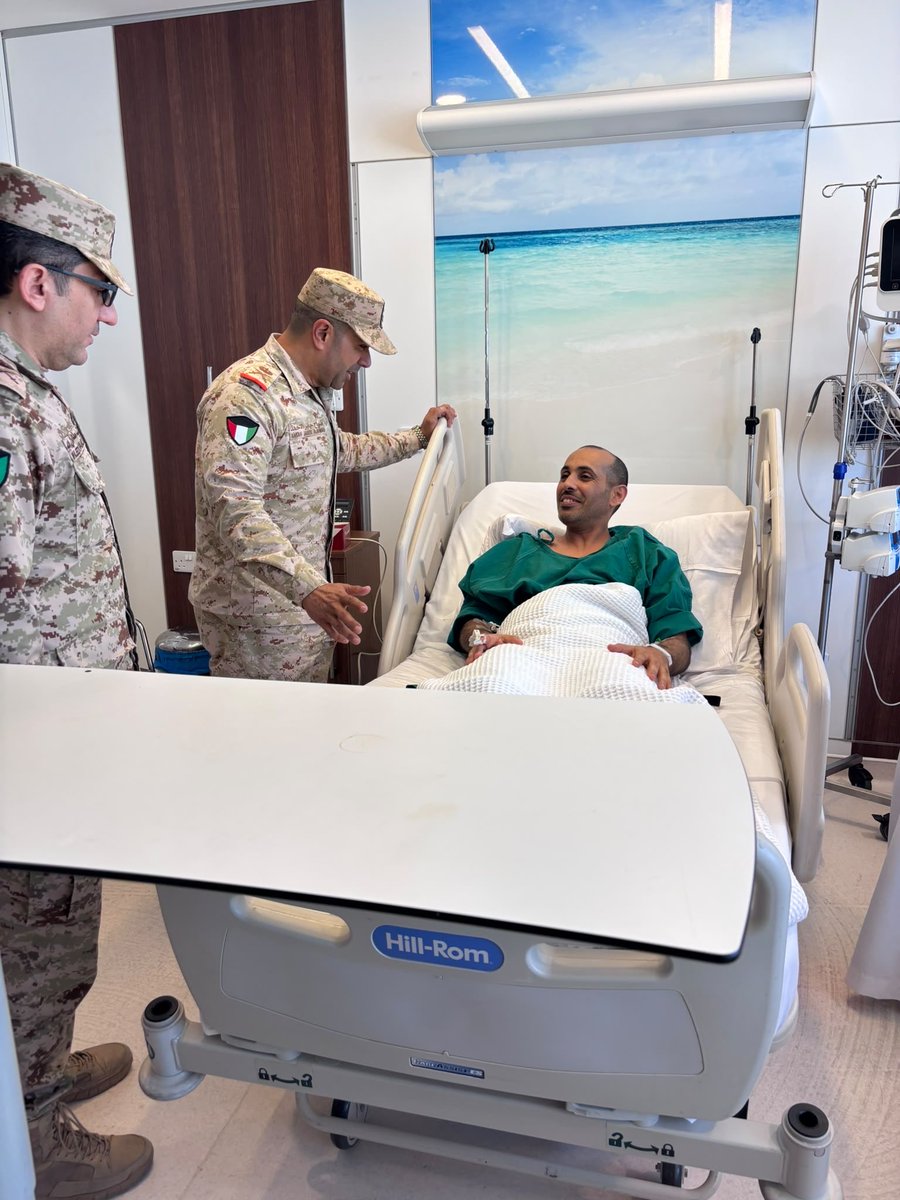 KuwaitArmyGHQ's tweet photo. سعادة #رئيس_الأركان العامة للجيش يطمئن على صحة عدد من المصابين من منتسبي القوات المسلحة

قام سعادة رئيس الأركان العامة للجيش الفريق الركن خالد درج سعد الشريعان، وسعادة #نائب_رئيس_الأركان العامة للجيش اللواء الركن الطيار صباح جابر الأحمد الصباح، بزيارة عدد من المصابين من منتسبي القوة البرية الكويتية، الذين أُصيبوا جراء استهداف عدد من المنشآت والمعسكرات التابعة للجيش الكويتي بطائرات مسيّرة معادية، صباح اليوم، إثر العدوان الإيراني الآثم، وذلك للاطمئنان على حالتهم الصحية ومتابعة سير الرعاية الطبية المقدمة لهم.

وخلال الزيارة، استمع سعادته إلى شرح من الفريق الطبي حول الحالة الصحية للمصابين، مشيدًا بالجهود التي تبذلها الكوادر الطبية في تقديم الرعاية والعلاج اللازمين، ومتمنيًا للمصابين الشفاء العاجل ودوام الصحة والعافية.

#الجيش_الكويتي