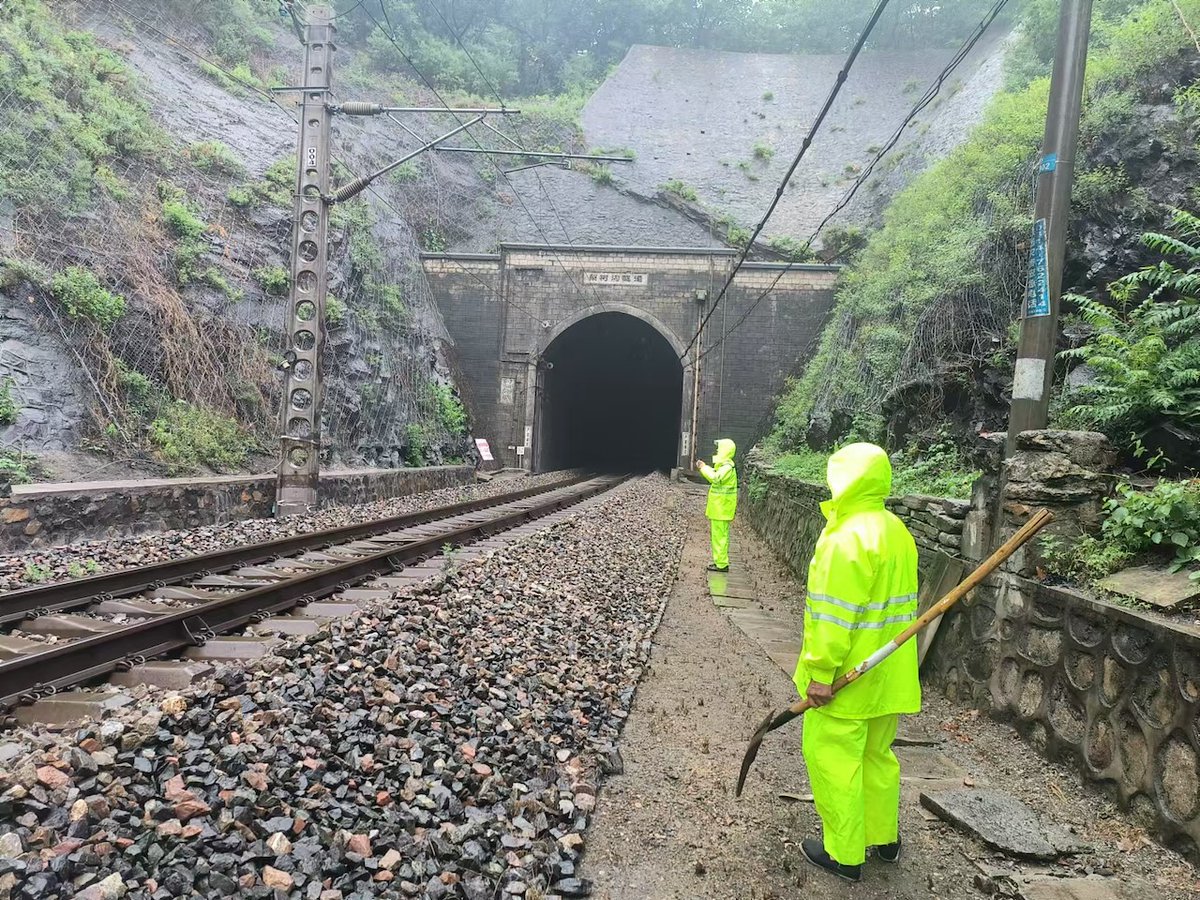 BeijingEvening's tweet photo. 北京铁路防洪前沿有6000“民间哨兵”
During the flood season, a civilian patrol team of 6,000 people along the Beijing railway line is working with railway maintenance personnel to inspect for hidden dangers. #beijingservice https://t.co/DoL9piHhF7