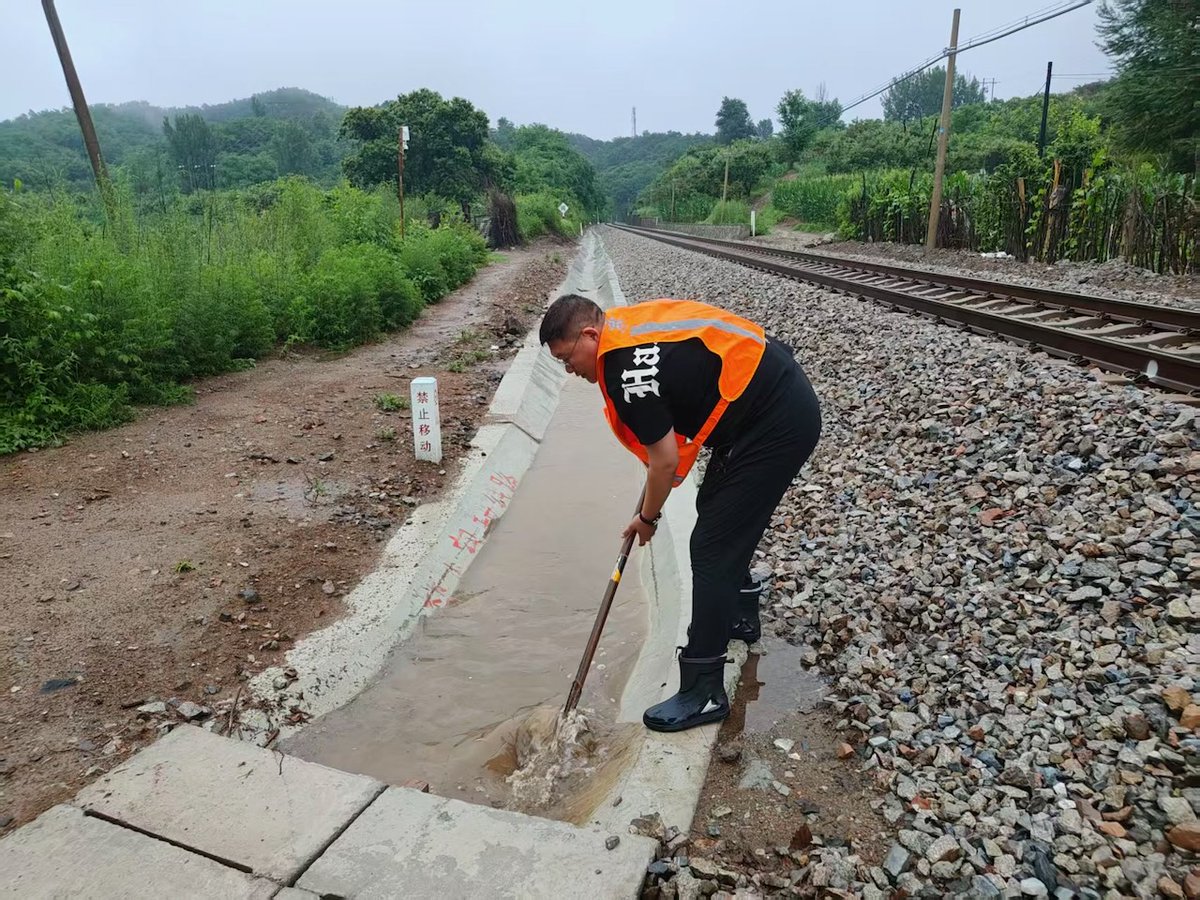 BeijingEvening's tweet photo. 北京铁路防洪前沿有6000“民间哨兵”
During the flood season, a civilian patrol team of 6,000 people along the Beijing railway line is working with railway maintenance personnel to inspect for hidden dangers. #beijingservice https://t.co/DoL9piHhF7