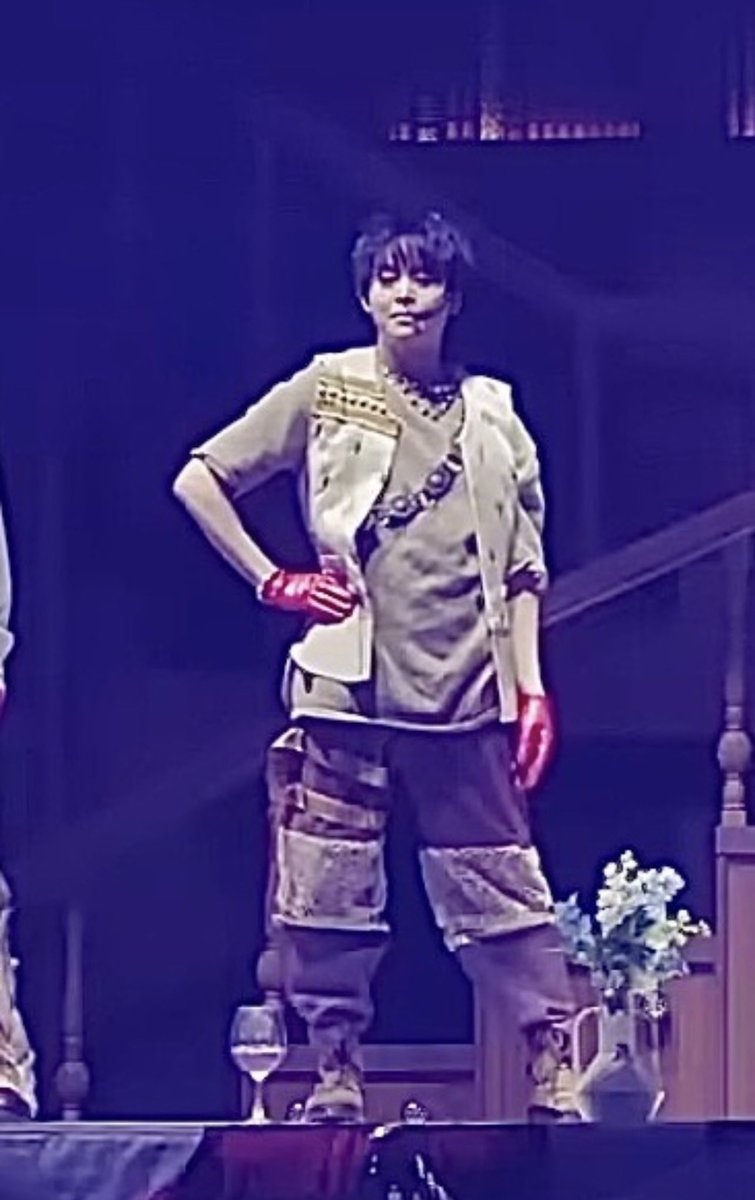 mi_mi_mida's tweet photo. ghostの最後早着替えが終わって幕が落ちたあと絶対にこのポーズで立ってた有岡くんが本当に好きだった😭😭😭😭
いっつも1人だけポーズ決めてて毎公演見れるのめっちゃ楽しみにしてたの懐かしすぎる🥹 https://t.co/2UTlyrR1OE