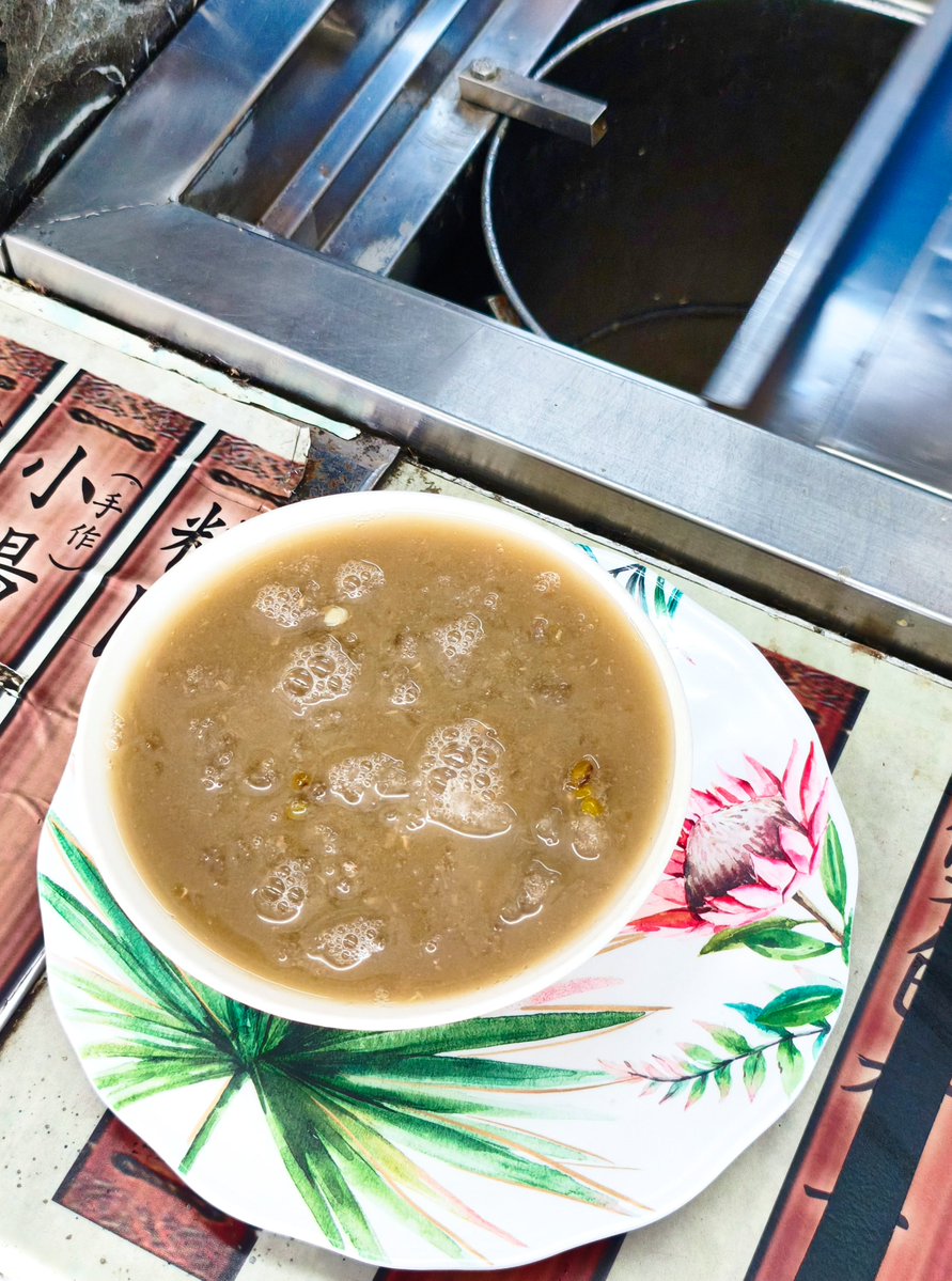 taipeinavi's tweet photo. 【マンゴーかき氷】

何を食べてもおいしくて大満足

ローカルが大好きな伝統スイーツ店「糖品角屋」はチェック済み？

どんぶりみたいなお碗にたっぷりのマンゴーがど～ん！絶品「芋圓」を追加するのをお忘れなく～♡

記事では「芋圓」が通じない人への裏技も紹介しています
https://t.co/DVDgMhcY4h https://t.co/PEyzjwOYSc