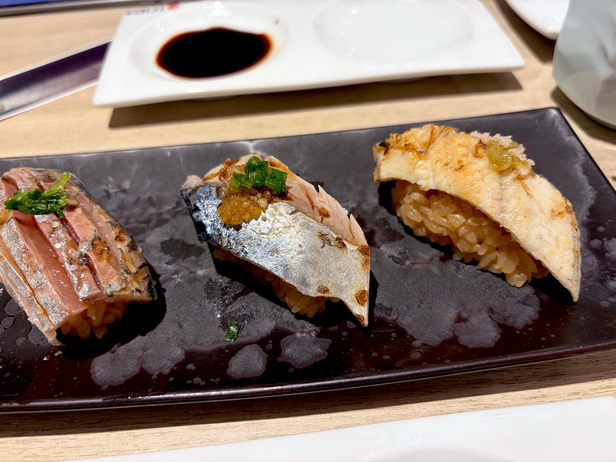 odeonjuke_paris's tweet photo. おつかれさま

お嬢と待ち合わせて、食べたいという大好きなお寿司を食べさせに来ました。
夏休みの旅行計画たてながらお食事しようとしていますが、お友達と楽しそうで母ひとりムチメの喜びプラン考える。ぐすん。。🏝️

白焼きうなぎ美味しいからいっか。はむー https://t.co/3PjhrsXzSm