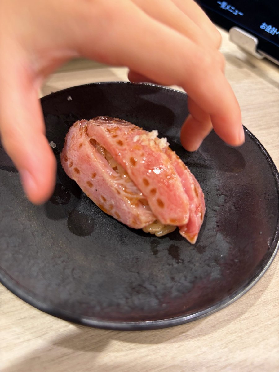 odeonjuke_paris's tweet photo. おつかれさま

お嬢と待ち合わせて、食べたいという大好きなお寿司を食べさせに来ました。
夏休みの旅行計画たてながらお食事しようとしていますが、お友達と楽しそうで母ひとりムチメの喜びプラン考える。ぐすん。。🏝️

白焼きうなぎ美味しいからいっか。はむー https://t.co/3PjhrsXzSm