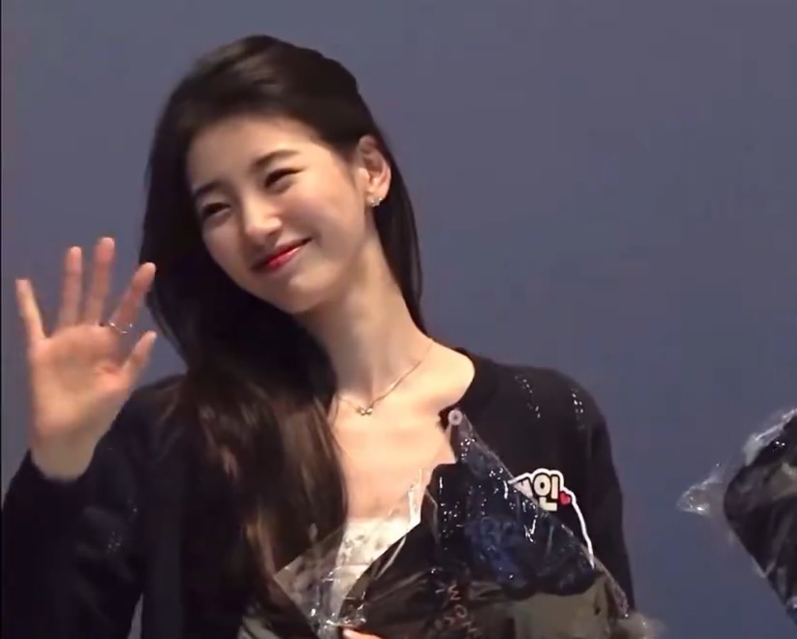 c_at_e's tweet photo. 배수지 추구미가 다정함이라
데뷔 17년차인데도 팬들한테 ㄹㅈㄷ로 다정함 https://t.co/EhQme8lxtM