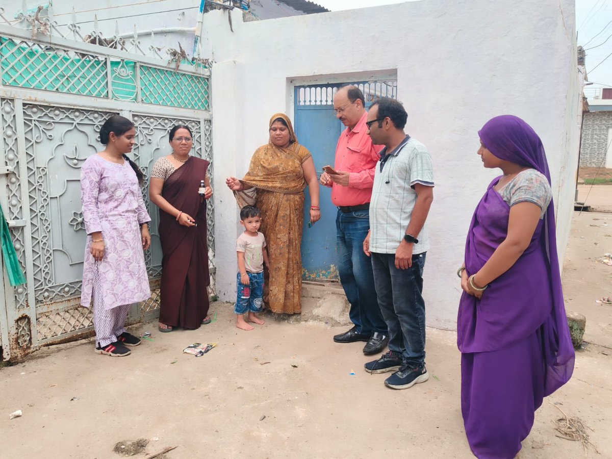 projsharda's tweet photo. सीएमएचओ डॉ. एच.पी. सिंह ने ग्राम बैडी में दस्तक अभियान के स्वास्थ्य सर्वे का निरीक्षण किया। घर-घर जाकर बच्चों के स्वास्थ्य परीक्षण के निर्देश दिए। उपस्थित: जिला एमएनडी अधिकारी, सीएचओ, आशा व आंगनबाड़ी कार्यकर्ता।

@healthminmp @JansamparkMP
#Harda #DastakAbhiyan #Health https://t.co/zdcME6BJ1X