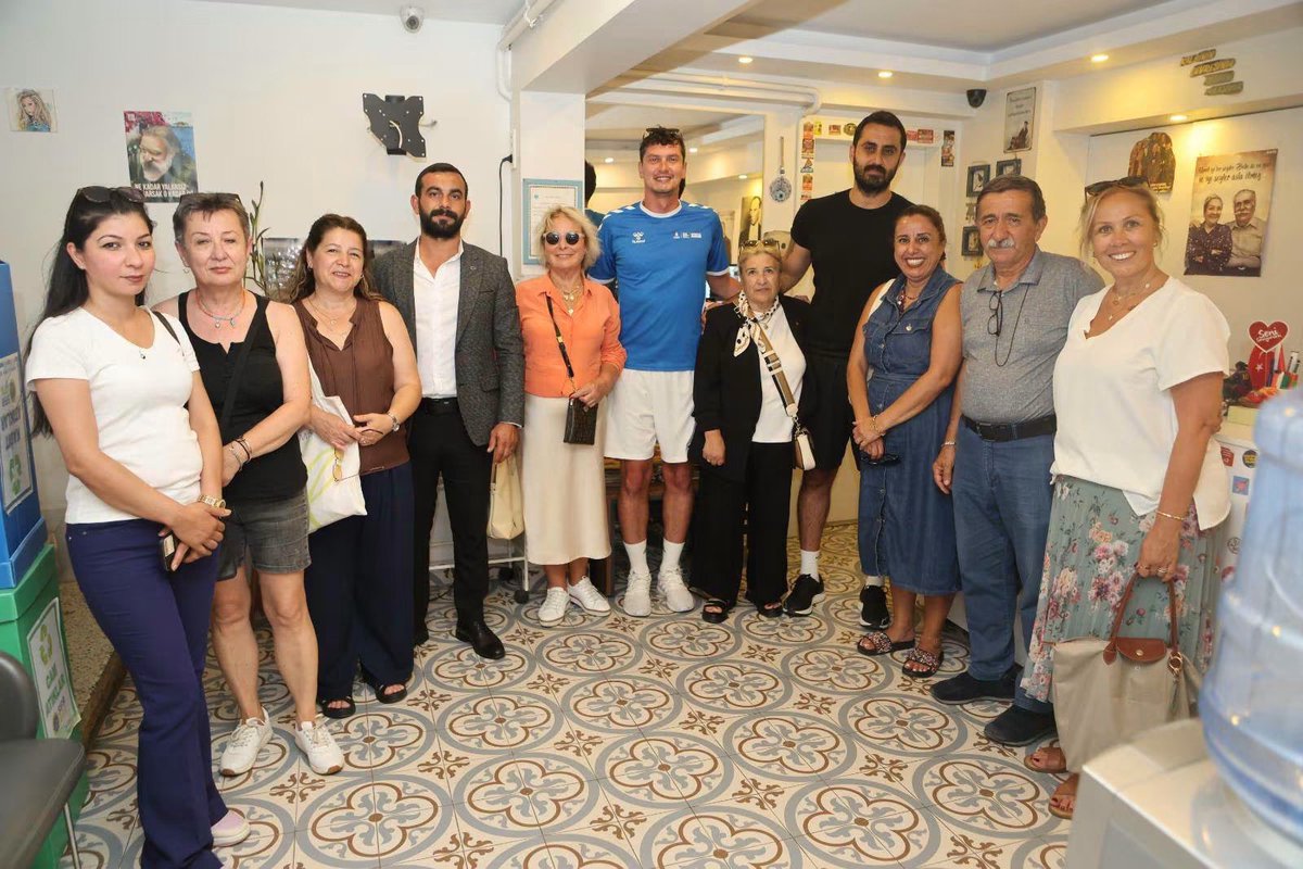 CHP_Adalar's tweet photo. CHP Adalar İlçe Başkanımız Gözde Acır, Adalar Belediye Başkan Vekilimiz Medine Pamuk, Belediye Başkan Yardımcımız Ahmet Tanay Garip, ilçe yöneticilerimiz ve örgütümüzle birlikte Büyükada Pazarı'nda esnaflarımızı ziyaret ettik.
Esnaflarımıza hayırlı işler ve bol 
+++++++ https://t.co/M0CxQaPTOt