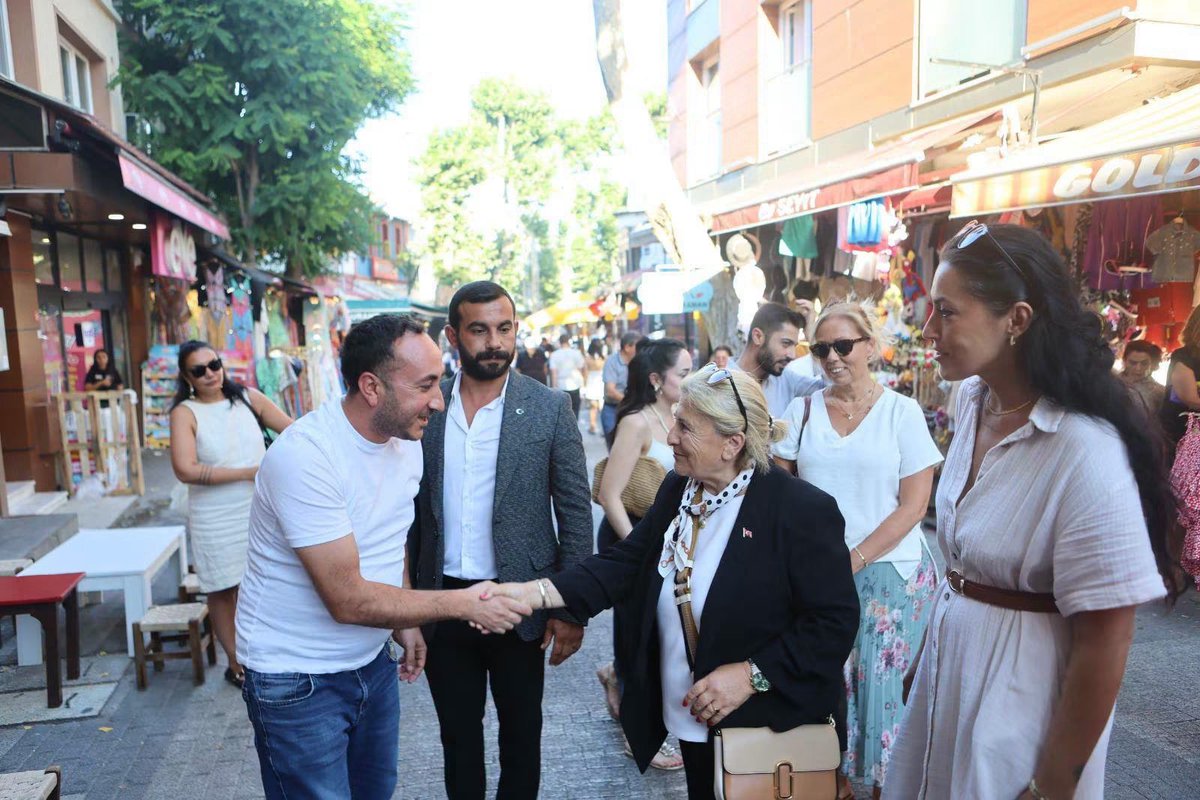 CHP_Adalar's tweet photo. CHP Adalar İlçe Başkanımız Gözde Acır, Adalar Belediye Başkan Vekilimiz Medine Pamuk, Belediye Başkan Yardımcımız Ahmet Tanay Garip, ilçe yöneticilerimiz ve örgütümüzle birlikte Büyükada Pazarı'nda esnaflarımızı ziyaret ettik.
Esnaflarımıza hayırlı işler ve bol 
+++++++ https://t.co/M0CxQaPTOt