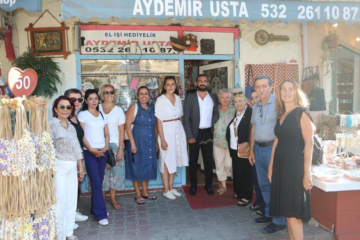 CHP_Adalar's tweet photo. CHP Adalar İlçe Başkanımız Gözde Acır, Adalar Belediye Başkan Vekilimiz Medine Pamuk, Belediye Başkan Yardımcımız Ahmet Tanay Garip, ilçe yöneticilerimiz ve örgütümüzle birlikte Büyükada Pazarı'nda esnaflarımızı ziyaret ettik.
Esnaflarımıza hayırlı işler ve bol 
+++++++ https://t.co/M0CxQaPTOt