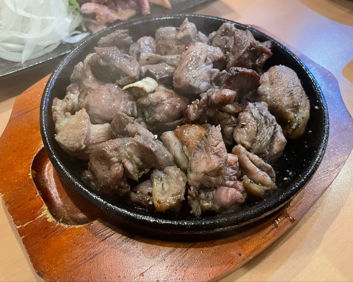 replica0417k's tweet photo. 久々に九州を感じる歯ごたえの地鶏タタキと炭焼きを噛み締めて大満足ですよ神🍻 https://t.co/zOGuw947J6