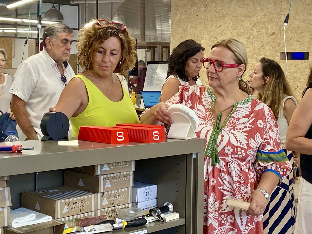 imasmallorca's tweet photo. 💡 Innovar és fer que ningú quedi enrere.

🎯 La vicepresidenta de l'IMAS i la DI Persones amb #disCapacitat visiten Garaje Salma, espai d'Esment que apropa la tecnologia i impulsa l'autonomia i la inclusió.

🔵 Compromesos amb projectes que transformen innovació en oportunitats. https://t.co/hOCM37w4mQ