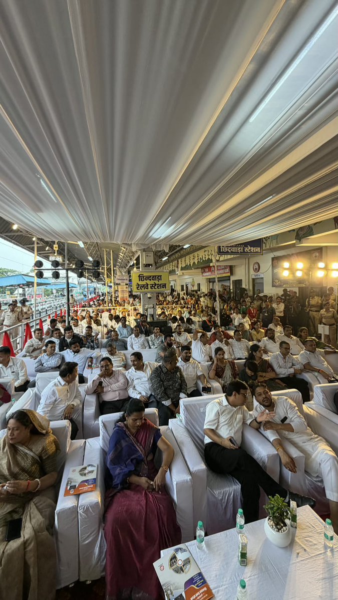 drmngpsecr's tweet photo. छिन्दवाड़ा में विकास के नए अध्याय का साक्षी बना ऐतिहासिक क्षण! 
अमृत भारत स्टेशन योजना के अंतर्गत पुनर्विकसित छिंदवाड़ा रेलवे स्टेशन के लोकार्पण अवसर पर आयोजित समारोह की विशेष झलकियाँ। माननीय प्रधानमंत्री श्री नरेंद्र मोदी जी ने वीडियो कॉन्फ्रेंसिंग के माध्यम से स्टेशन का लोकार्पण किया। इस अवसर पर जनप्रतिनिधियों, रेल अधिकारियों एवं बड़ी संख्या में स्थानीय नागरिकों की गरिमामयी उपस्थिति रही।  

#AmritStation #75अमृत_स्टेशन #HydrogenTrain #SECR