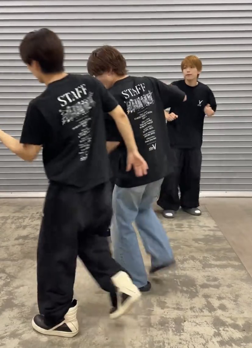 07suYuto's tweet photo. みんなサンダルの中、那須くんは安定に靴なの愛おしい🫶🏻
ハイカット大好き🫶🏻似合ってる🥰

最後うきふか抱き寄せてるお兄ちゃんだね♡笑
♬Biggest Partyも音源化うれしーね💍

https://t.co/PZFD1LSMWq https://t.co/Sr7UWIGBV7